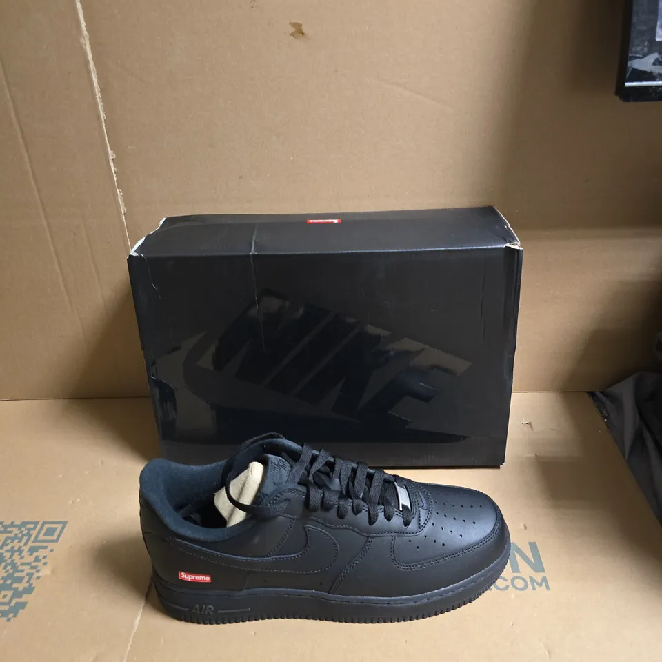 BOXED NIKE AIR FORCE 1 LOW TRAINERS - UK SIZE 10.5