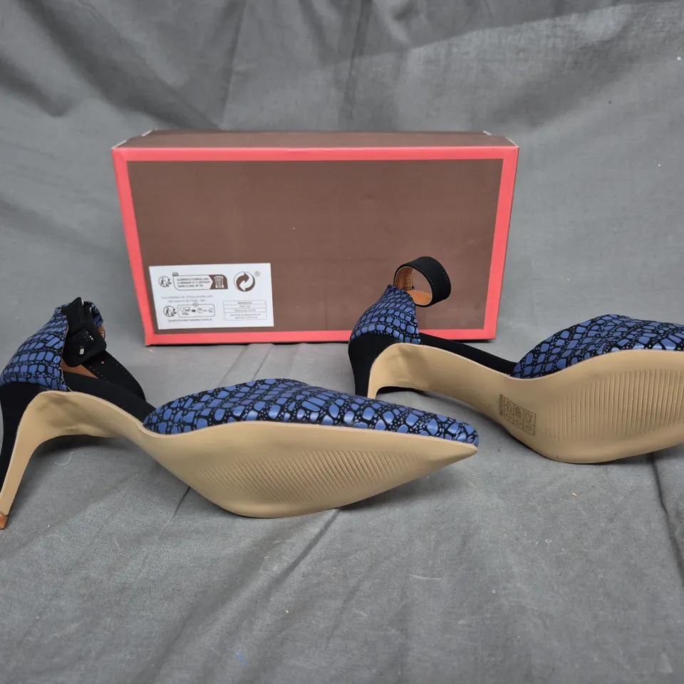 BOXED PAIR OF BLUE LIZARS POINTED HEELS SIZE 41