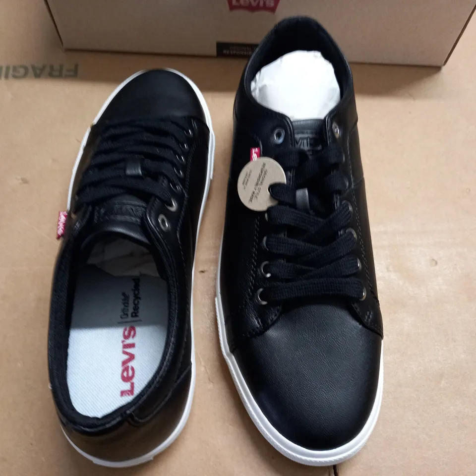 BOXED BRAND NEW LEVIS WOODWARD TRAINERS IN BLACK - UK 8