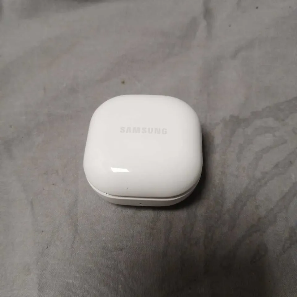 SAMSUNG GALAXY FE WIRELESS EARBUDS WITH CHARGING CASE – WHITE/GREY