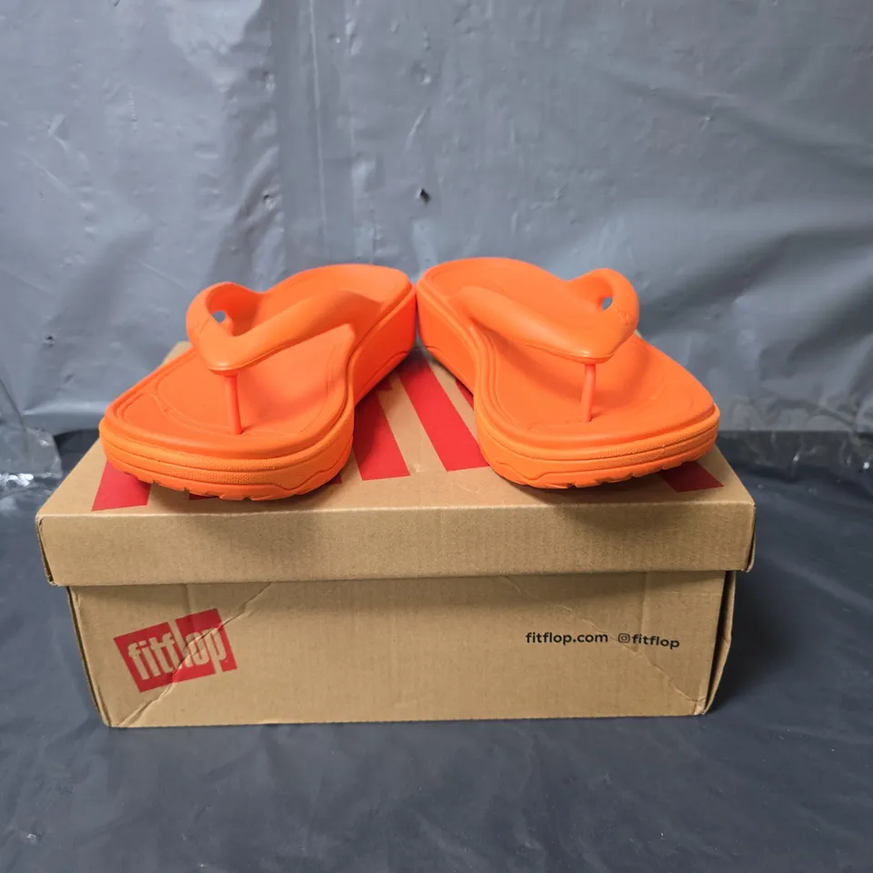 FITFLOP THONG SANDALS - ORANGE - SIZE 4