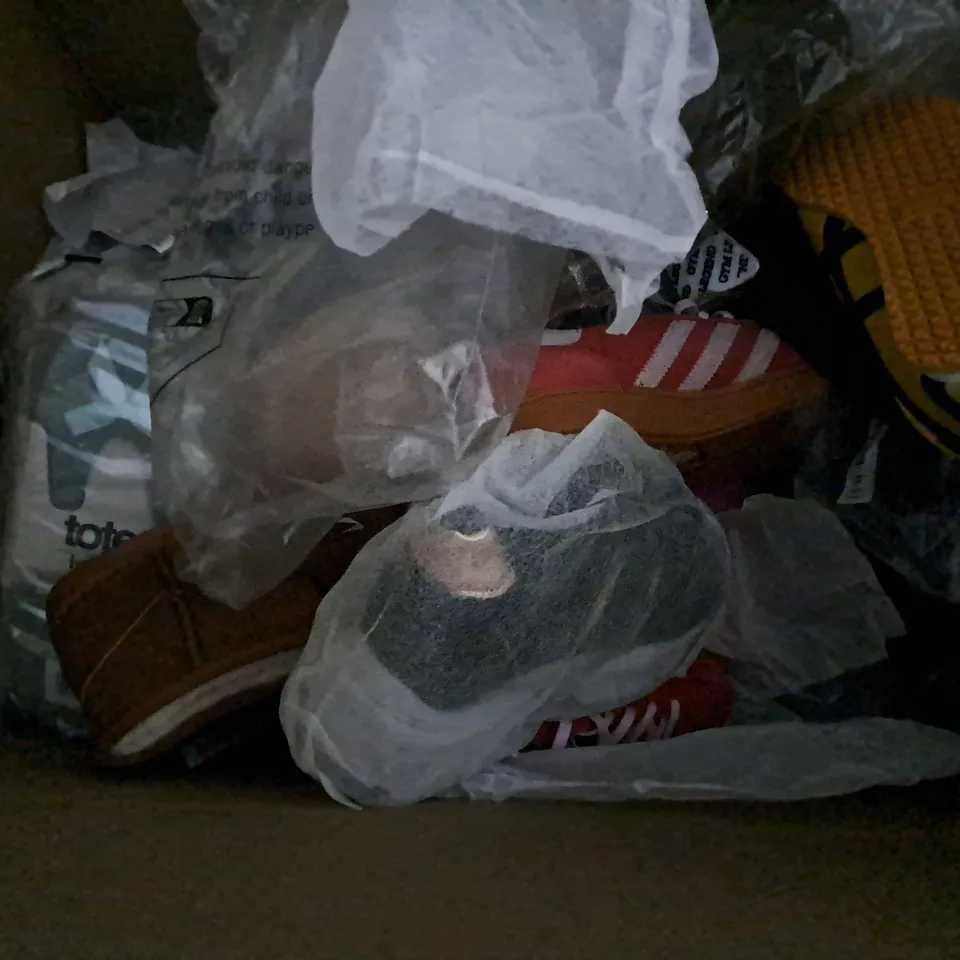 BOX OF APPROXIMATELY 15 ASSORTED SHOES TO INCLUDE BOOTS, SLIDERS, AND TRAINERS ETC