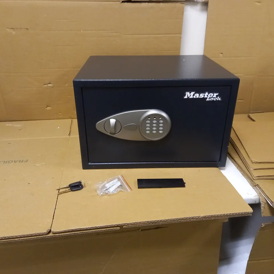 MASTER LOCK DIGITAL COMBINATION SAFE 
