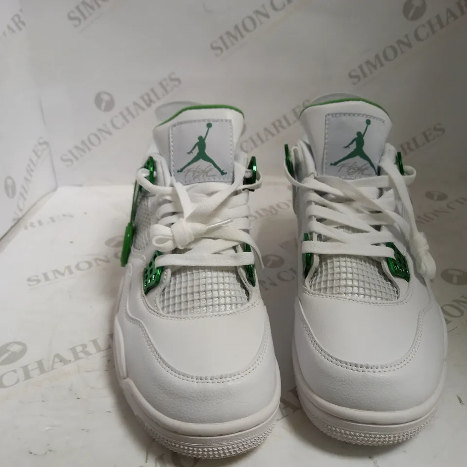 TRAINERS IN THE DESIGN OF AIR JORDAN 4 RETRO WHITE/GREEN - UK SIZE 9