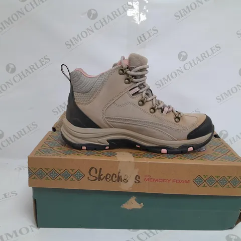 BOXED PAIR OF SKECHERS TREGO ALPINE TRAIL WATERPROOF BOOTS IN NATURAL SIZE 4