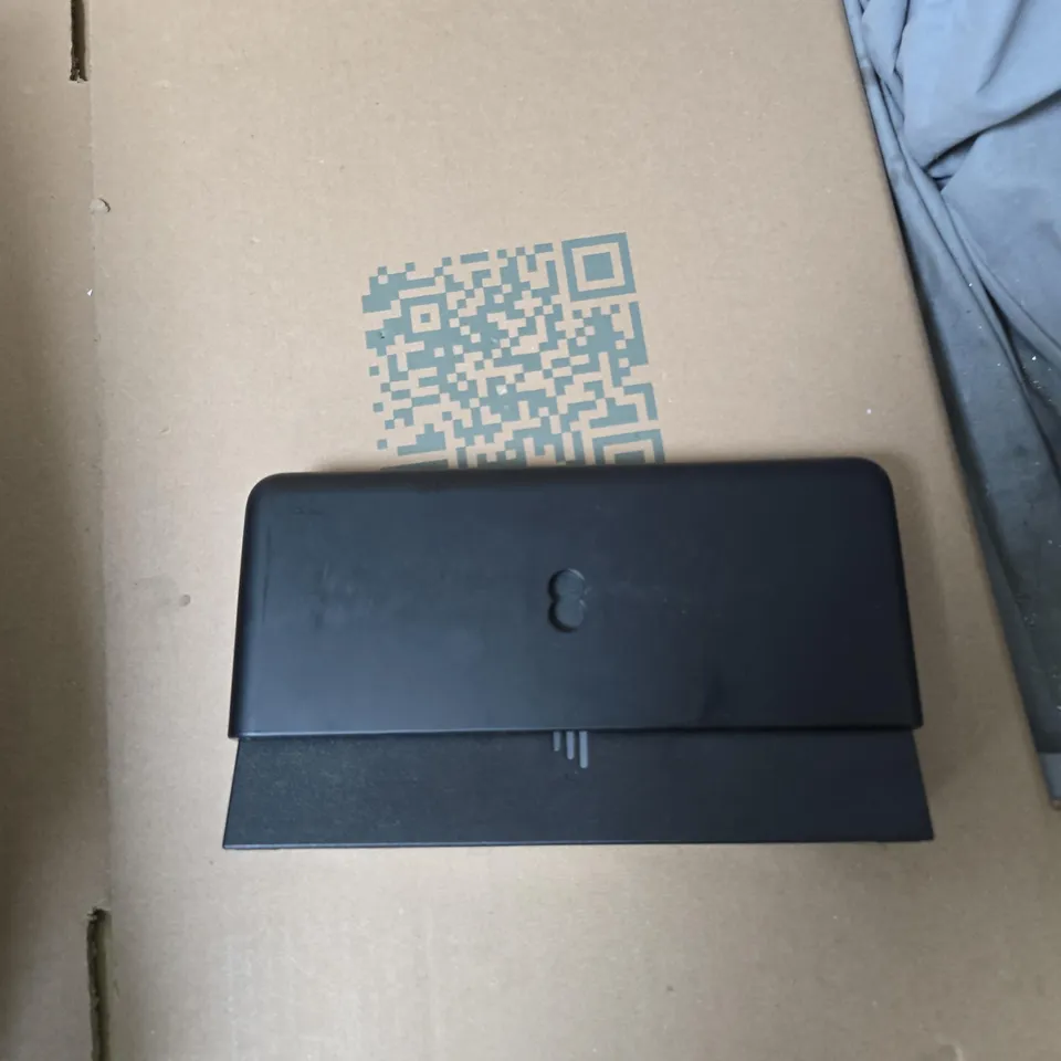 TOTE OF APPROXIMATELY 15 ASSORTED ITEMS TO INCLUDE: EE ROUTER 