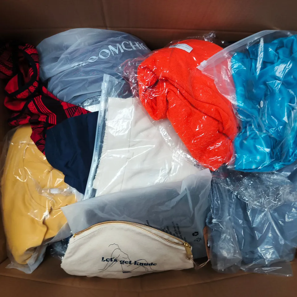 APPROXIMATELY 25 ASSORTED CLOTHING ITEMS IN VARIOUS SIZES, STYLES & COLOURS TO INCLUDE BRANDS SUCH AS D&CO, BLOOMCHIC, TOPSHOP, ETC - COLLECTION ONLY
