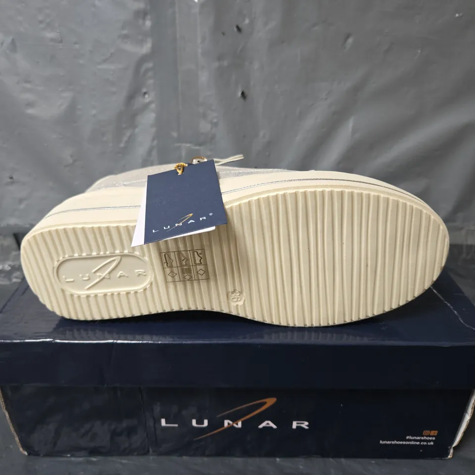 BOXED PAIR OF LUNAR WOMENS MEDWAY TRAINERS IN GREY - SIZE 3