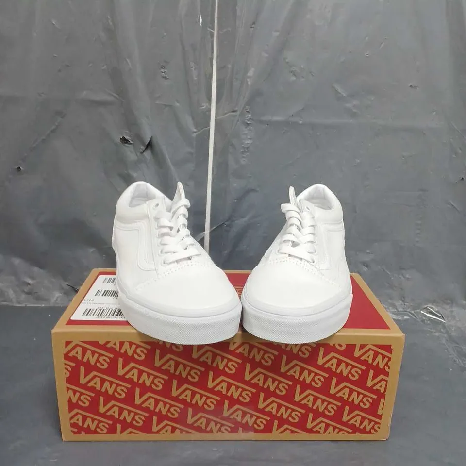 BOXED VANS OLD SCHOOL TRAINERS SIZE 6 