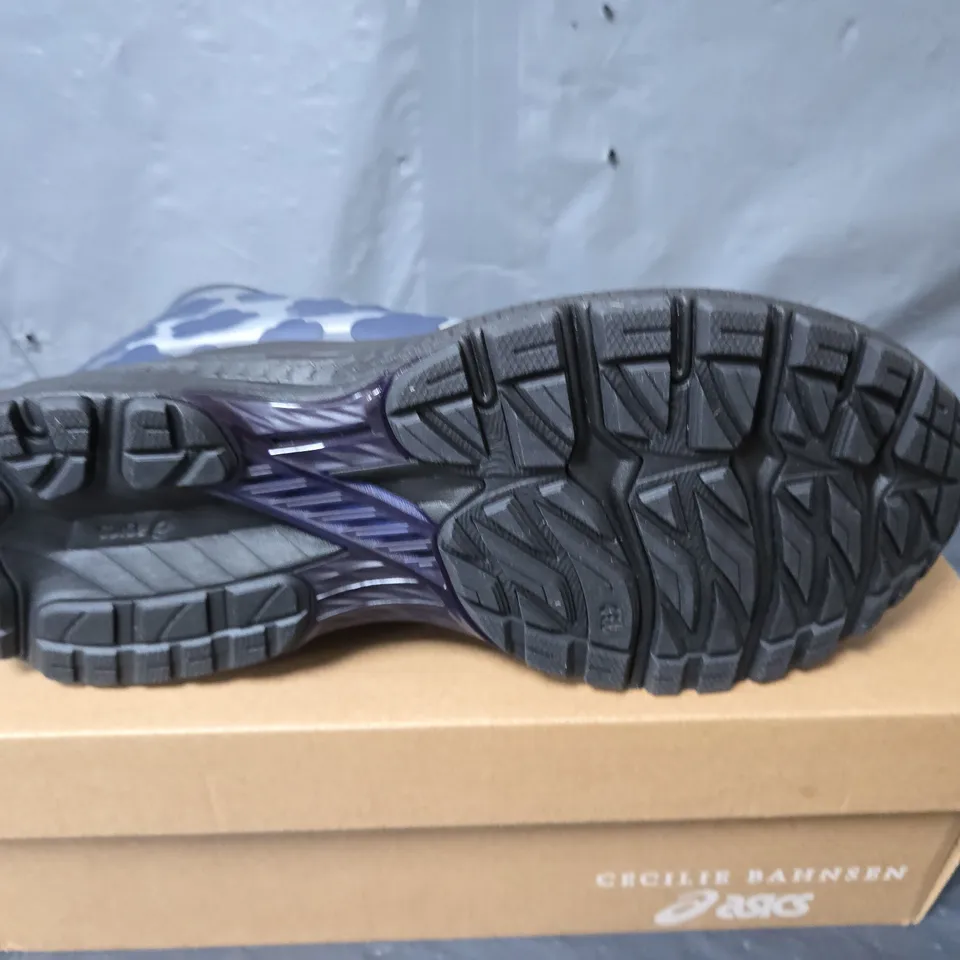 BOXED PAIR OF ASICS CECILIE BAHNSEN GEL TERRAIN SHOES IN NAVY - UK 8