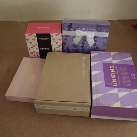 APPROXIMATELY 20 ASSORTED BOXED HEALTH & BEAUTY ITEMS TO INCLUDE M&S THE UNWIND EDIT, BEAUTYBOX, ZARA EAU DE PARFUM SET, ETC