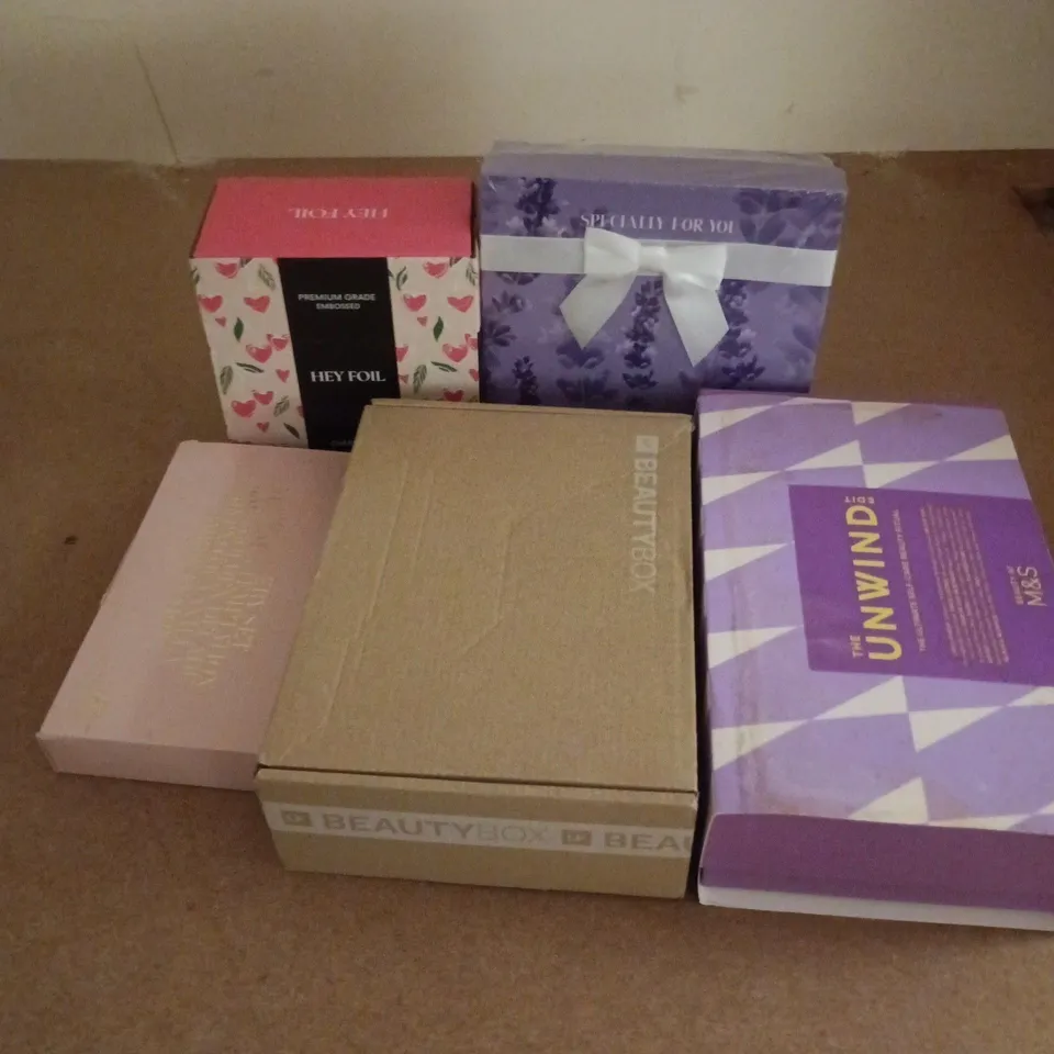 APPROXIMATELY 20 ASSORTED BOXED HEALTH & BEAUTY ITEMS TO INCLUDE M&S THE UNWIND EDIT, BEAUTYBOX, ZARA EAU DE PARFUM SET, ETC