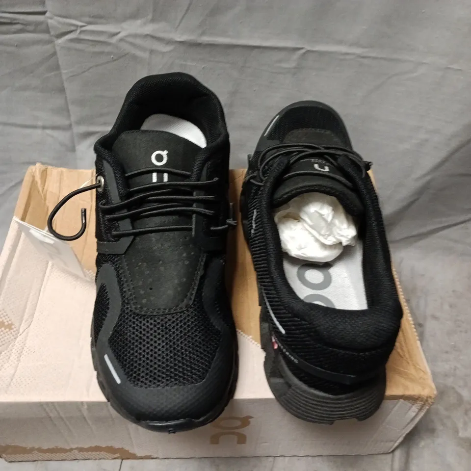ON CLOUD RUNNING TRAINERS IN BLACK - UK 4