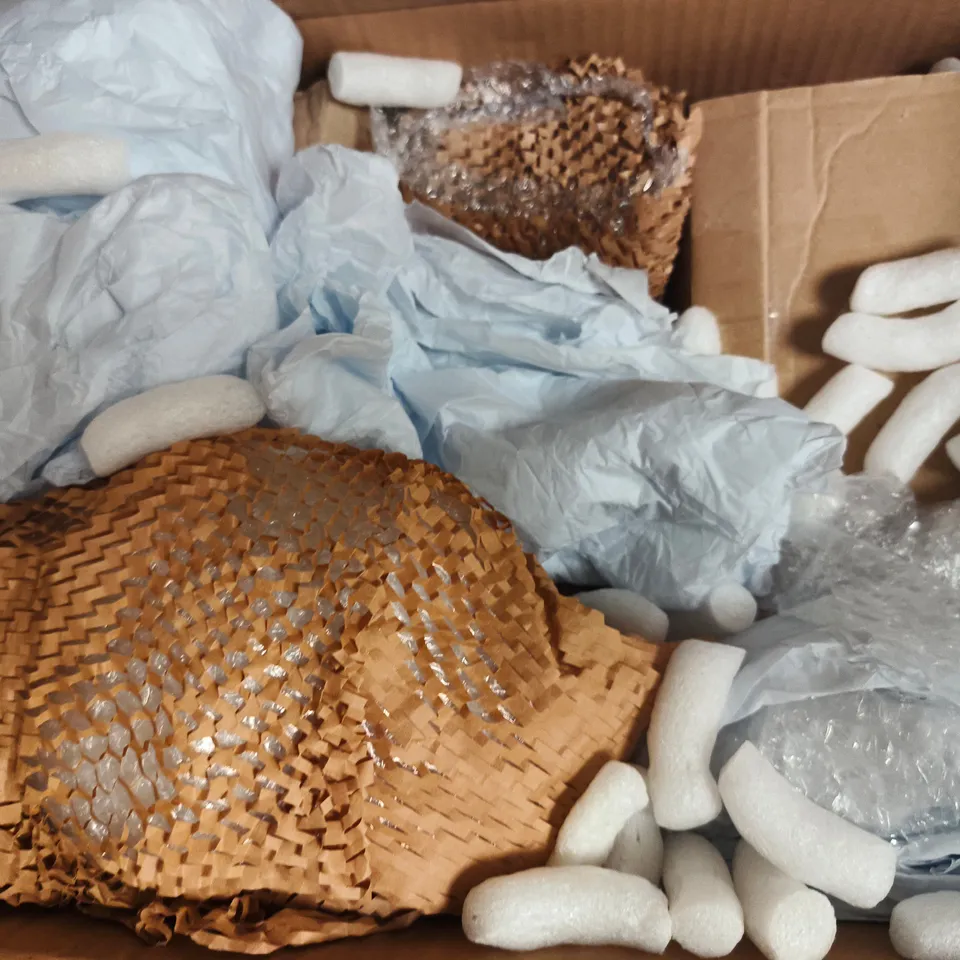 BOX OF APPROXIMATELY 8 ASSORTED COLLECTIBLE PORCELAIN & CHINA ORNAMENTS AND OBJECTS - COLLECTION ONLY