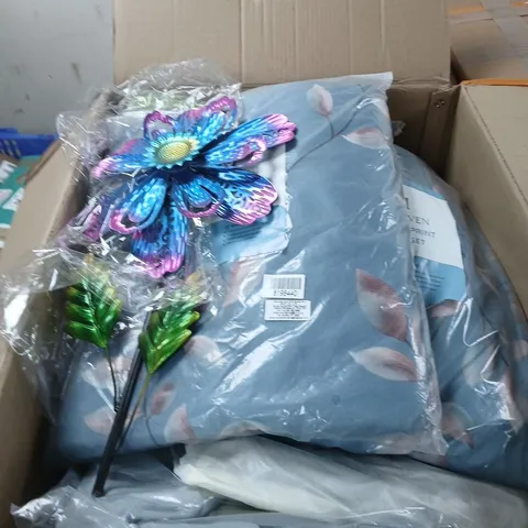LARGE BOX OF ASSORTED ITEMS TO INCLUDE CLOTHING, BAGS AND GARDEN ITEMS