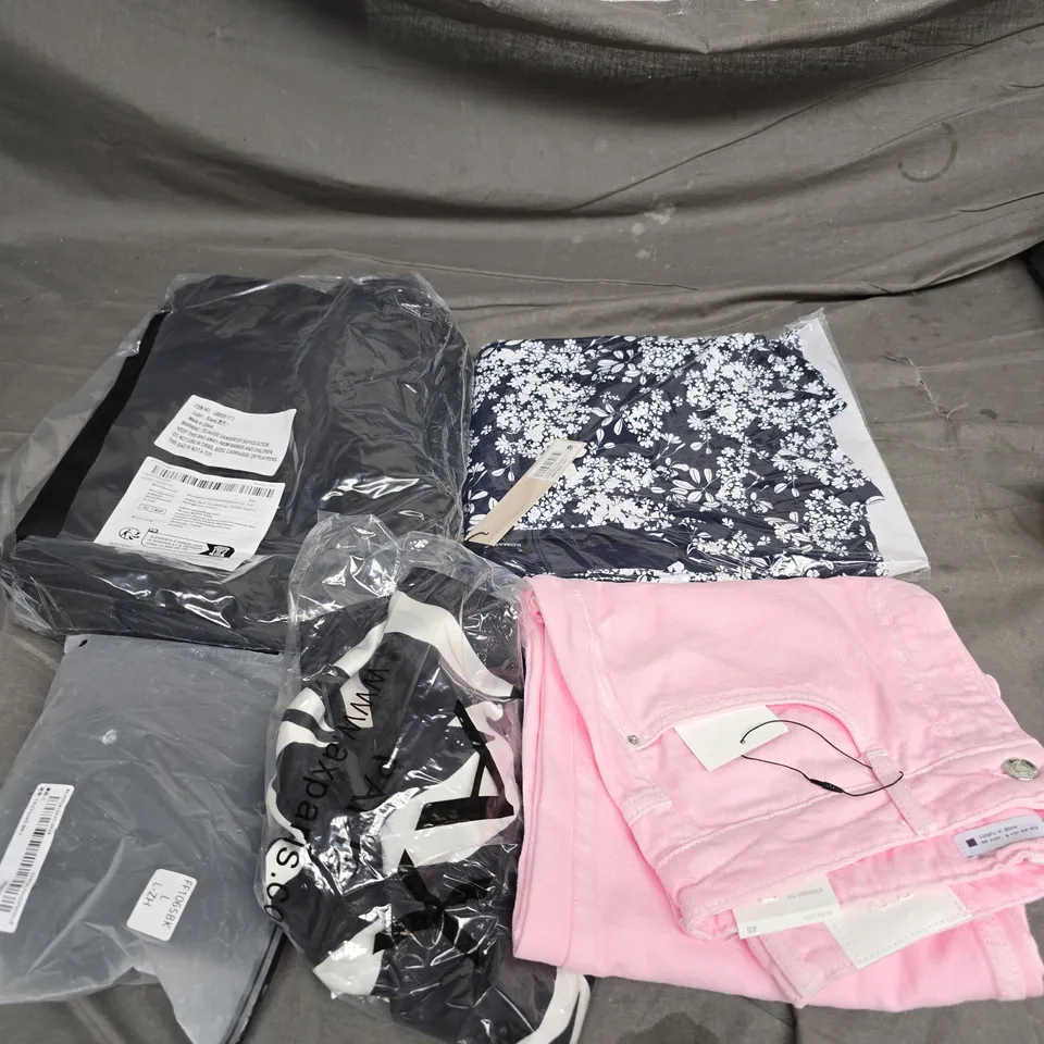LARGE BOX OF APPROXIMATELY 20 ASSORTED CLOTHING ITEMS IN VARIOUS SIZES, STYLES AND COLOURS