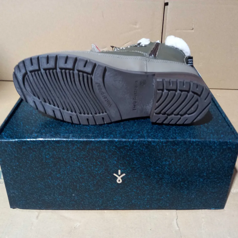 BOXED PAUR OF EMU OKAB FAUX LEATHER BOOTS IN DARK OLIVE UK SIZE 5