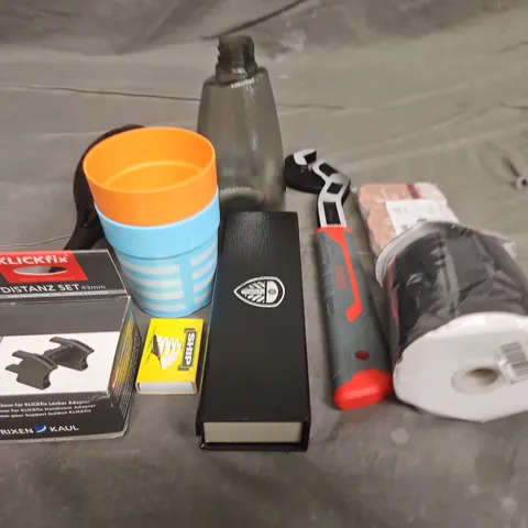 TOTE OF APPROXIMATELY 10 ASSORTED HOUSEHOLD ITEM TO INCLUDE GARDEN SOLAR LIGHTS, PLASTIC CUPS AND BOTTLES