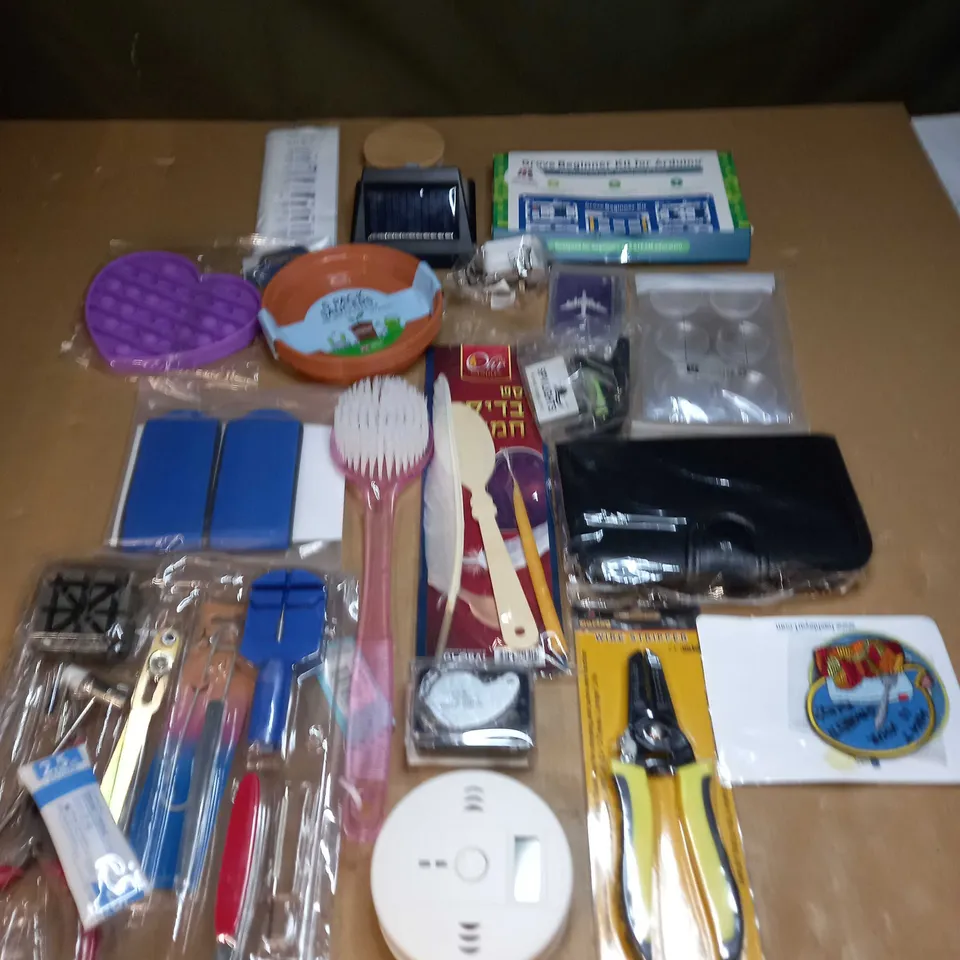 LOT OF ASSORTED ITEMS TO INCLUDE WALL LIGHTS, WIRE STRIPPER AND FIDGET TOYS