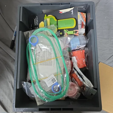 TOTE OF APPROXIMATELY 15 HOUSEHOLD AND KITCHEN MIXED ACCESSORIES