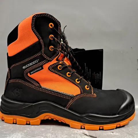 BOXED PAIR OF BUCKBOOTZ ANKLE BOOTS IN BLACK/ORANGE UK SIZE 8