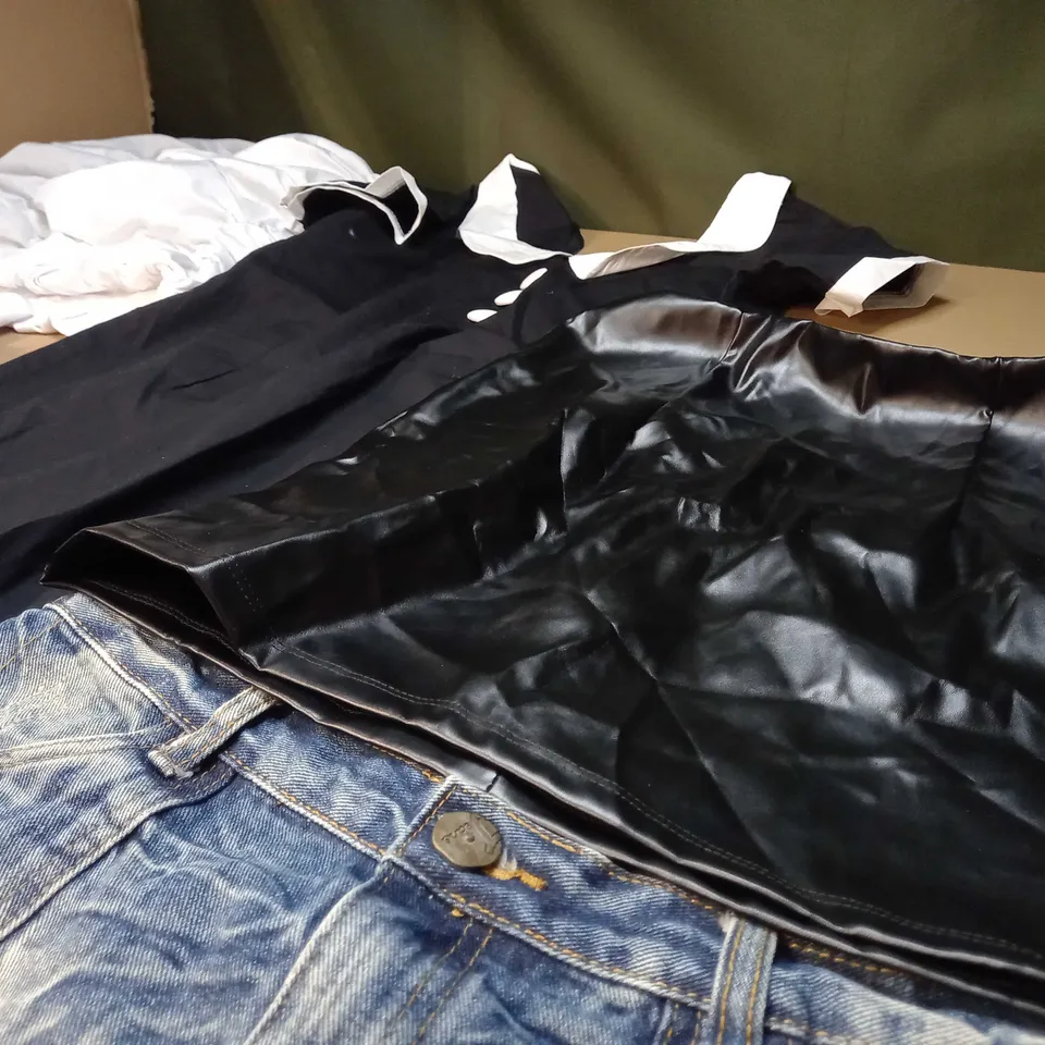 LOT OF APPROX 25 ASSORTED CLOTHING ITEMS VARYING IN SIZE/COLOUR/STYLE TO INCLUDE: TROUSERS, TOPS, DRESSES