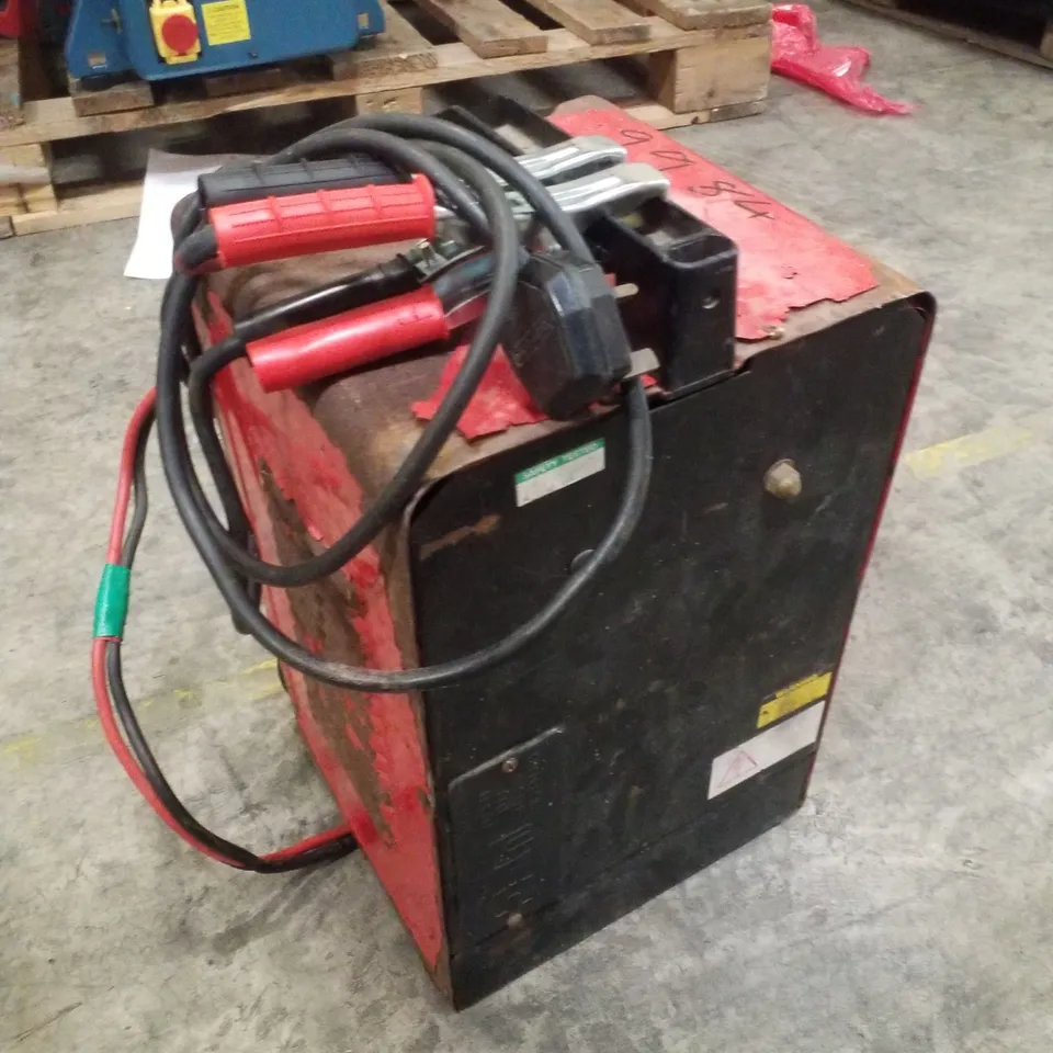 CLARKE BC410 BATTERY CHARGER & ENGINE STARTER