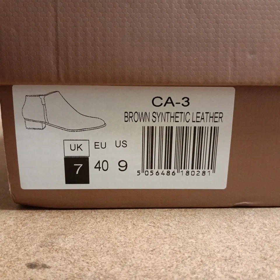 BOXED PAIR OF XY LONDON BROWN SYNTHETIC LEATHER ANKLE BOOTS – UK 7