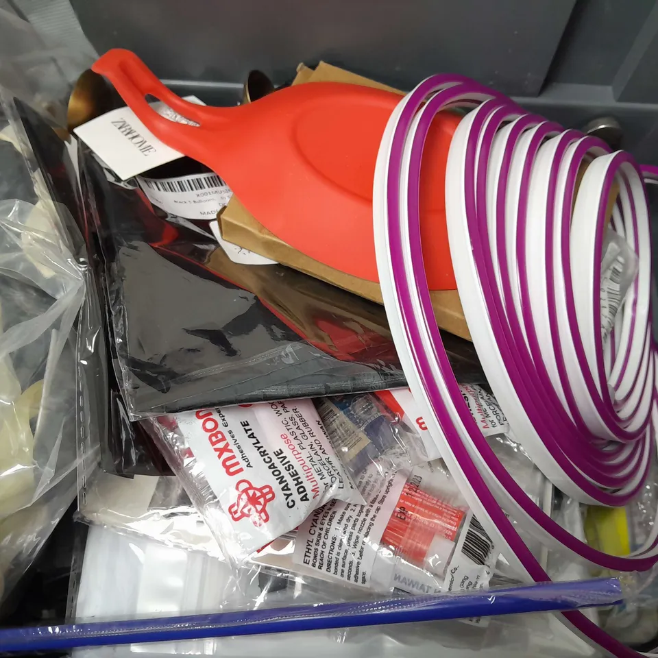 BOX OF APPROXIMATELY 12 ASSORTED ITEMS TO INCLUDE - 5 SECOND FIX , WOODEN SPOON , 3 PACK OF BRUSHES ETC