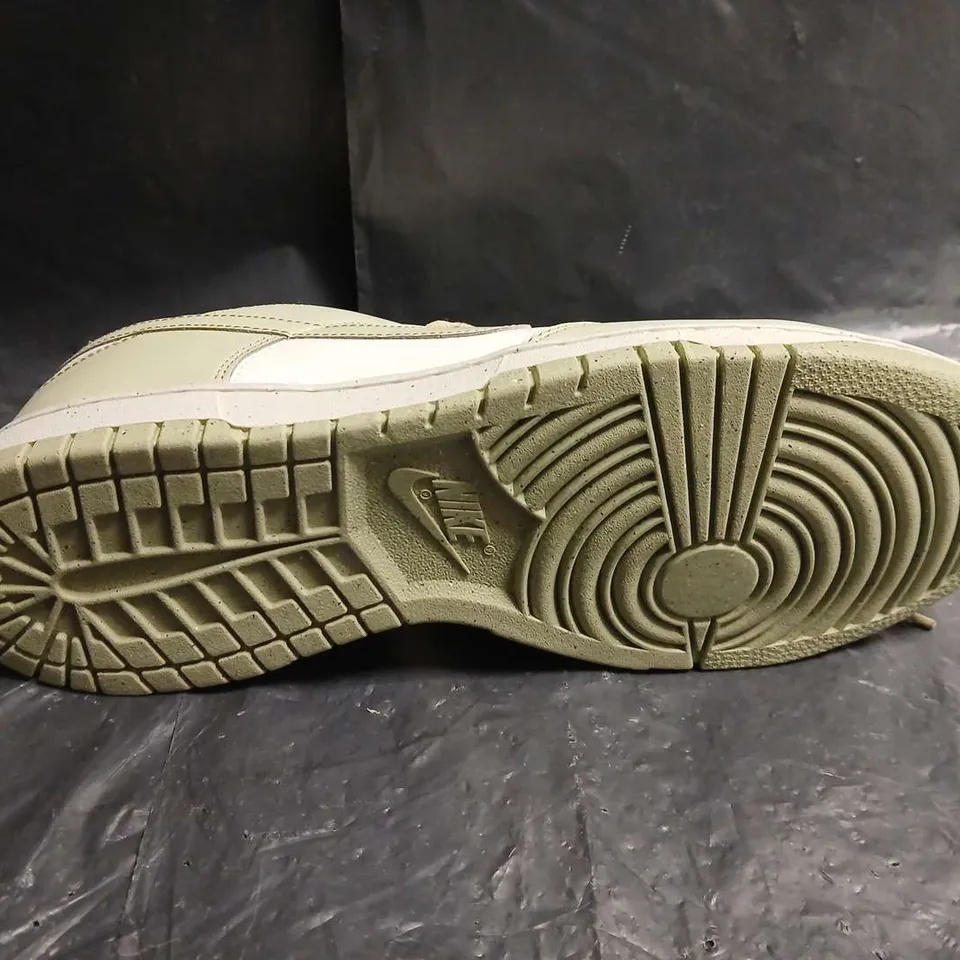 NIKE DUNK LOW SNEAKERS – UK SIZE 9.5