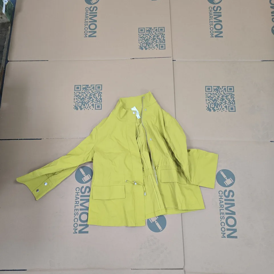 BOX OF APPROXIMATELY 15 ASSORTED CLOTHING ITEMS TO INCLUDE: YELLOW JACKET 