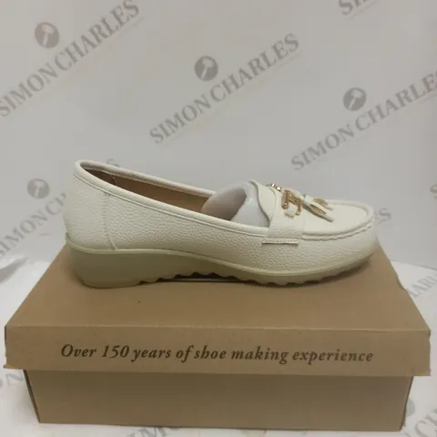 BOXED PAIR OF CUSHION WALK LOAFERS IN WHITE - SIZE 5