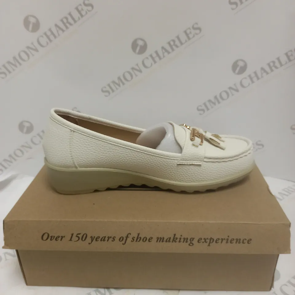 BOXED PAIR OF CUSHION WALK LOAFERS IN WHITE - SIZE 5