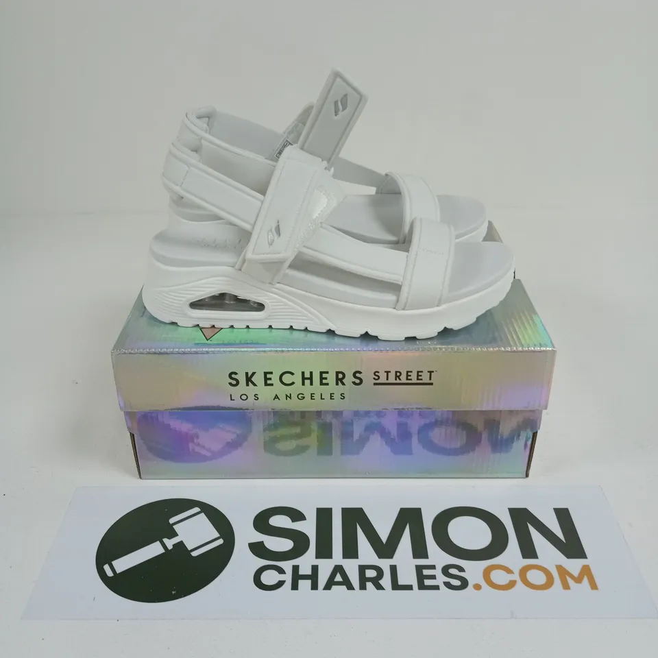 BOXED PAIR OF SKECHERS UNO SUMMER STAND 2 TRAINERS IN WHITE - UK 6