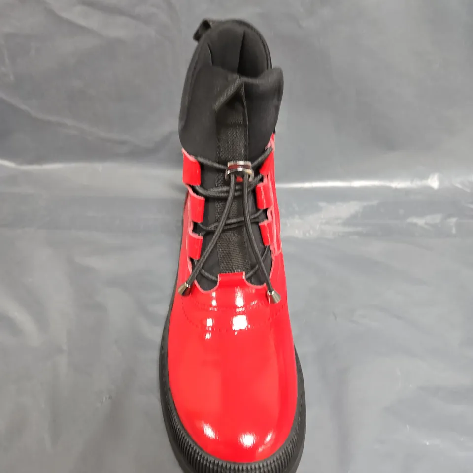 BOXED PAIR OF ADESSO ZIP LEATHER BOOTS IN RED - UK SIZE 6