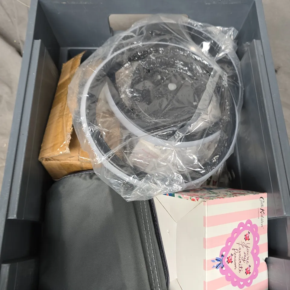 APPROXIMATELY 15 ASSORTED HOUSEHOLD ITEMS TO INCLUDE MUG, LIGHTS, TRANSFERS ETC