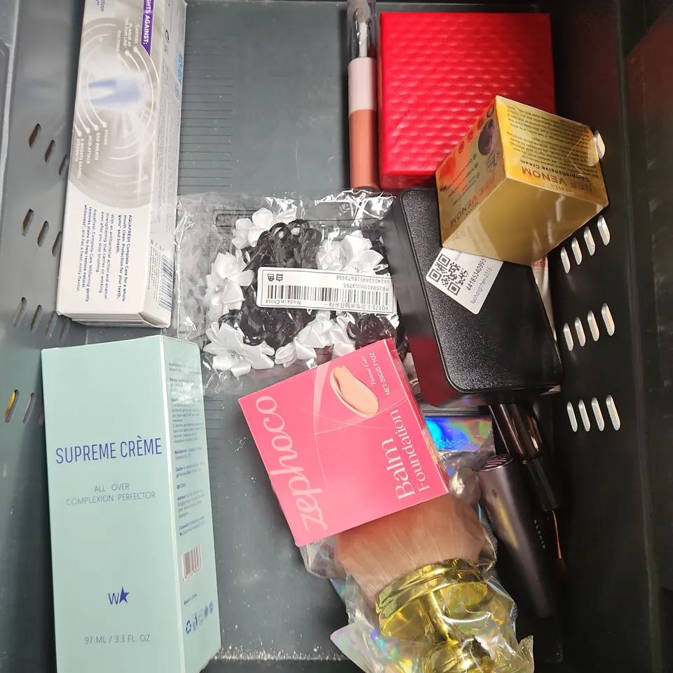 APPROXIMATELY 20 ASSORTED HEALTH & BEAUTY PRODUCTS TO INCLUDE - SOAP&GLORY BODY WASH - L'OREAL ELVIVE CONDITIONER - BED HEAD AFTER PARTY SMOOTHING CREAM - ETC