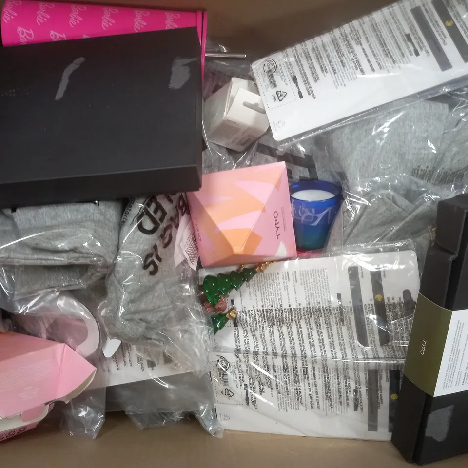 BOX OF APPROXIMATELY 40 ASSORTED HOUSEHOLD ITEMS TO INCLUDE THE GRINCH ORNAMENT GIFT SET, OFF THE GRID PASSPORT HOLDER & LUGGAGE TAG SET, ETC