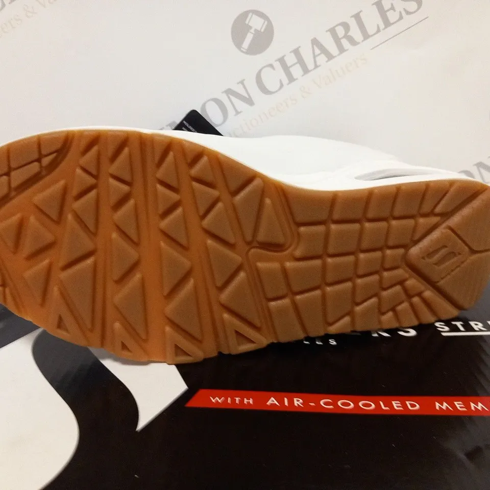 BOXED SKETCHERS UNO SOA JN00 SIZE 3