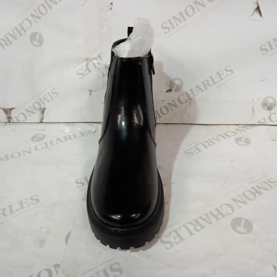 BOXED PAIR OF DESIGNER ANKLE BOOTS IN BLACK UK SIZE 6