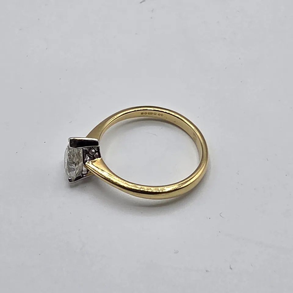 18CT GOLD SOLITARE RING SET WITH A NATURAL PEAR SHAPE DIAMOND WEIGHING +-1.07CT