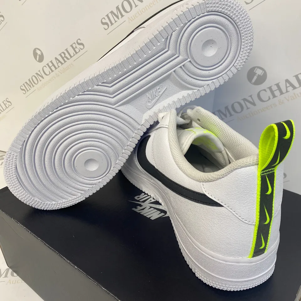 BOXED PAIR OF NIKE AIR FORCE 1 '07 WHITE TRAINERS SIZE 10