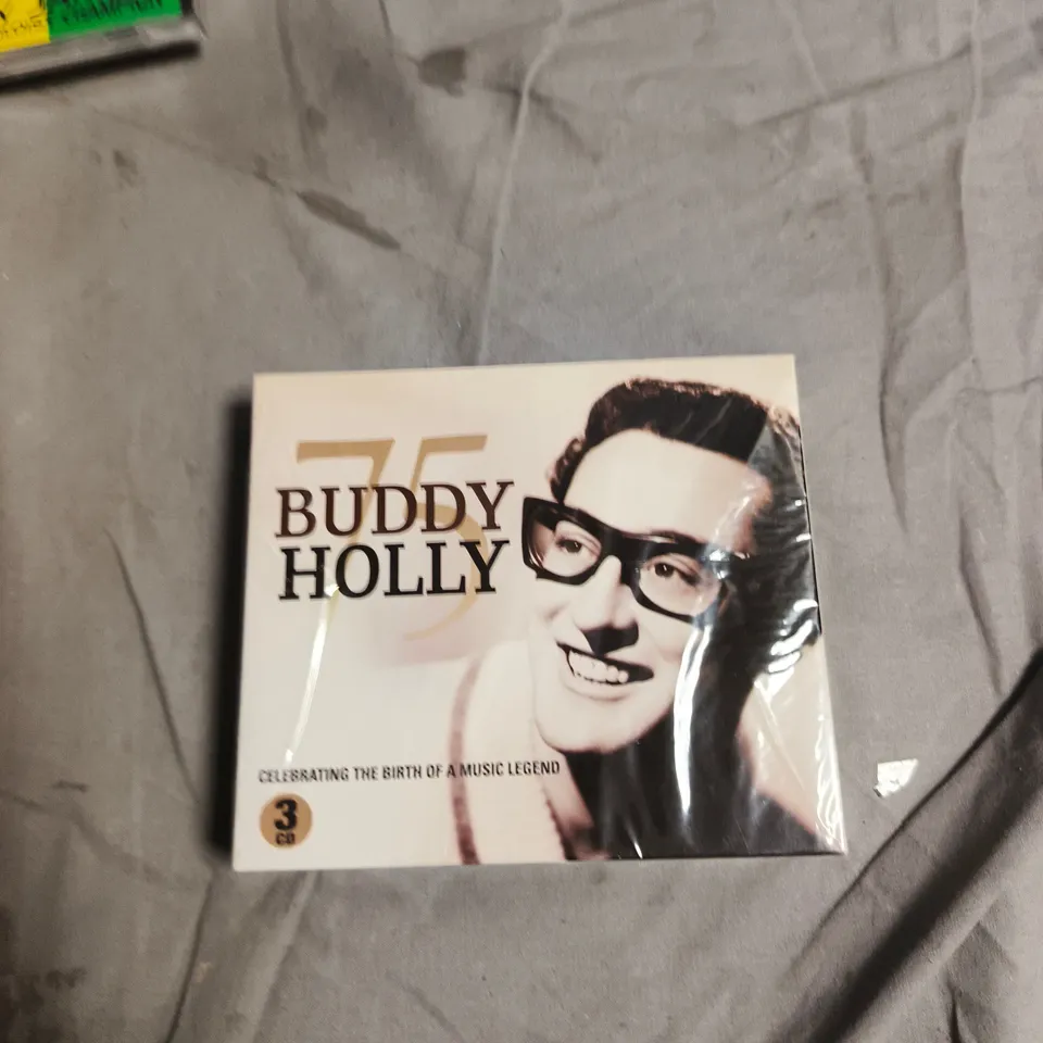 BOX OF APPROXIMATELY 30 ASSOERTED CDS INCLUDING THE MELTDOWNZ , SABRINA CARPENTER , REGGAE PAN CHRISTMAS AND BUDDY HOLLY 