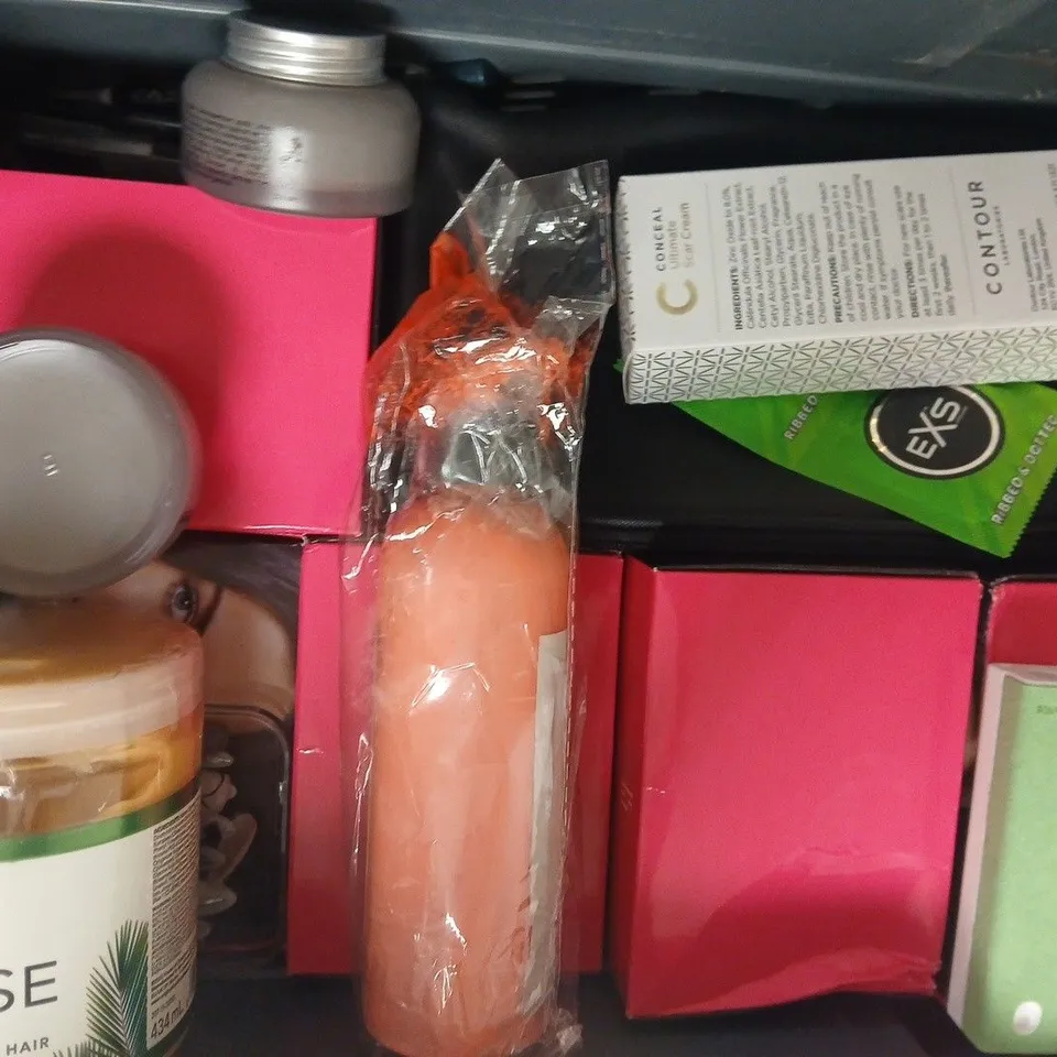APPROXIMATELY 12 ASSORTED COSMETIC ITEMS INCLUDING VARIOUS MAKES AND BRANDS - COLLECTION ONLY