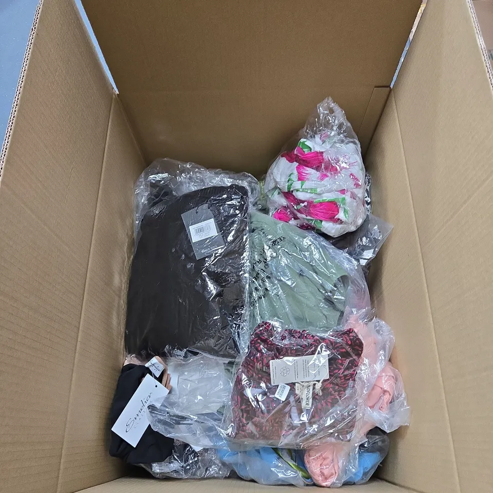 BOX OF APPROXIMATELY 20 ITEMS OF CLOTHING IN VARIOUS STYLES , SIZES AND COLOURS