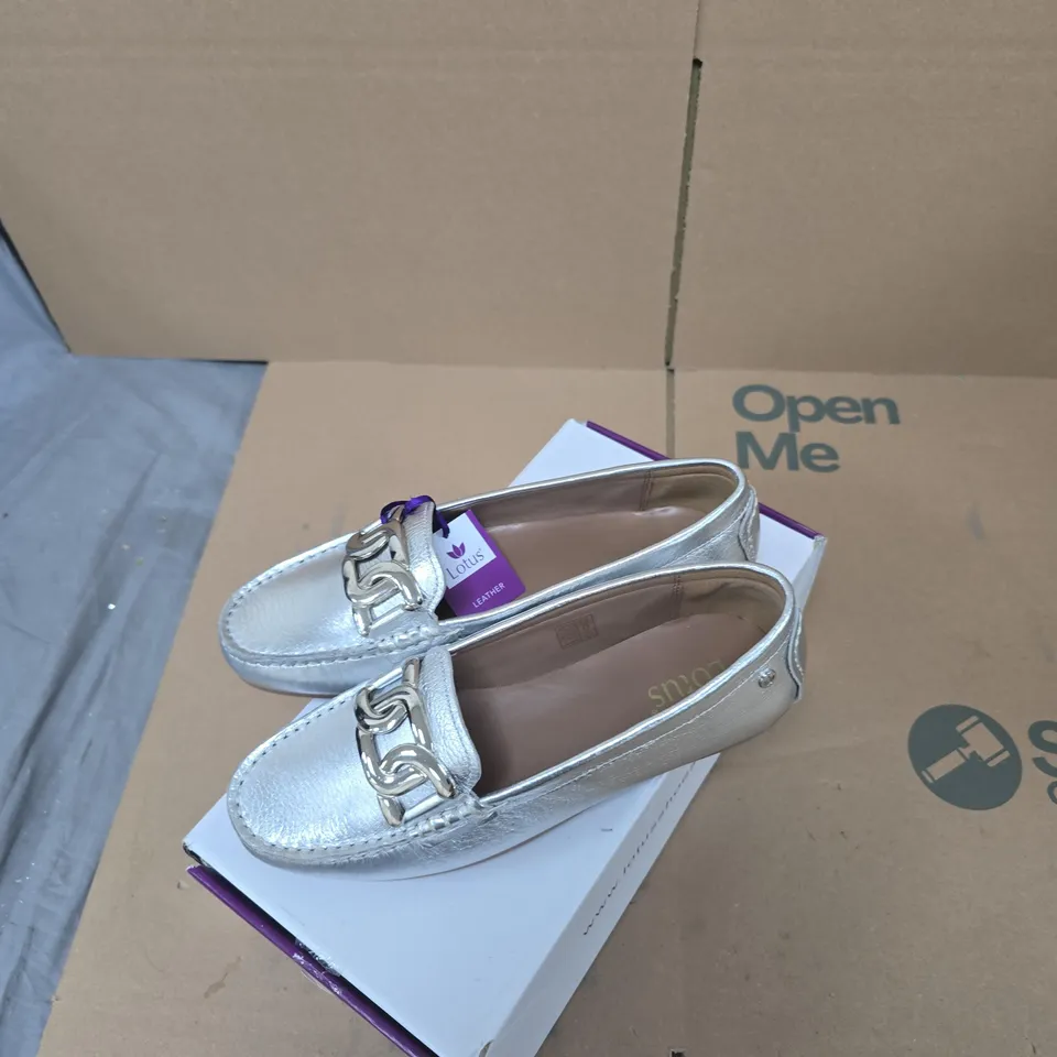 LOTUS MARTINO ULS575 SILVER LEATHER LOAFERS – UK 4 (WOMEN)