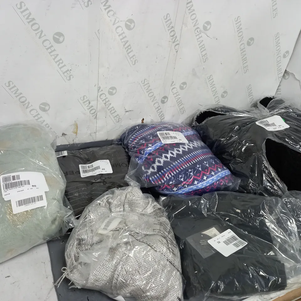 APPROXIMATELY 20 ASSORTED CLOTHING ITEMS TO INCLUDE PJ SETS, SUPPORT LEGGINGS, BACK BRACES, ETC