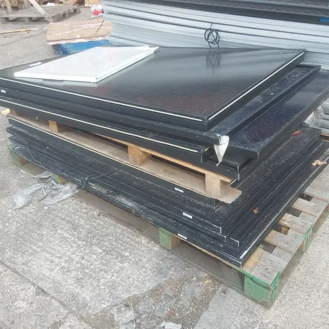 PALLET CONTAINING A LARGE QUANTITY OF SOLAR PANELS