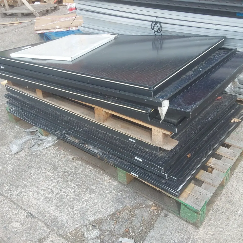 PALLET CONTAINING A LARGE QUANTITY OF SOLAR PANELS
