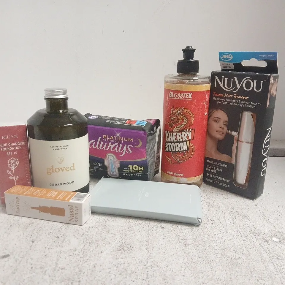 APPROXIMATELY 15 ASSORTED HEALTH & BEAUTY PRODUCTS TO INCLUDE CEDARWOOD GLOVED, NUYOU FACIAL HAIR REMOVER, PLATINUM ALWAYS PADS, ETC - COLLECTION ONLY